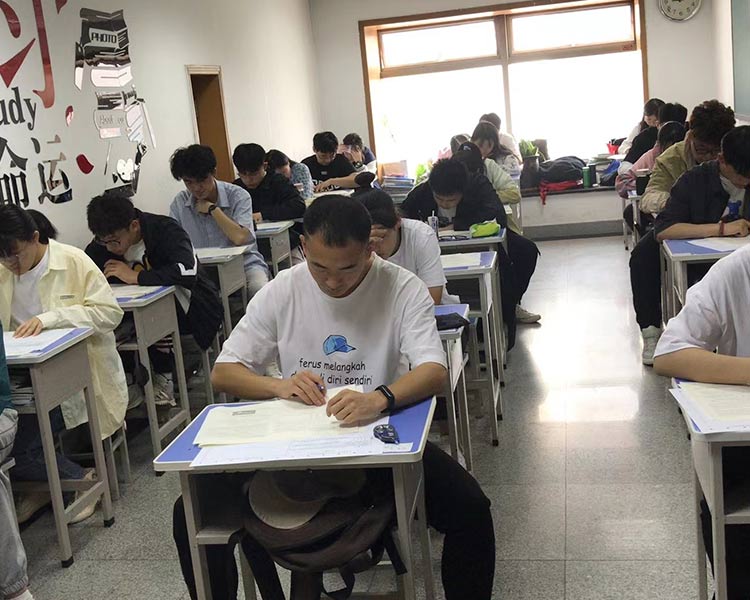 自强文化培训：山西高二全托生怎样冲刺文化课？